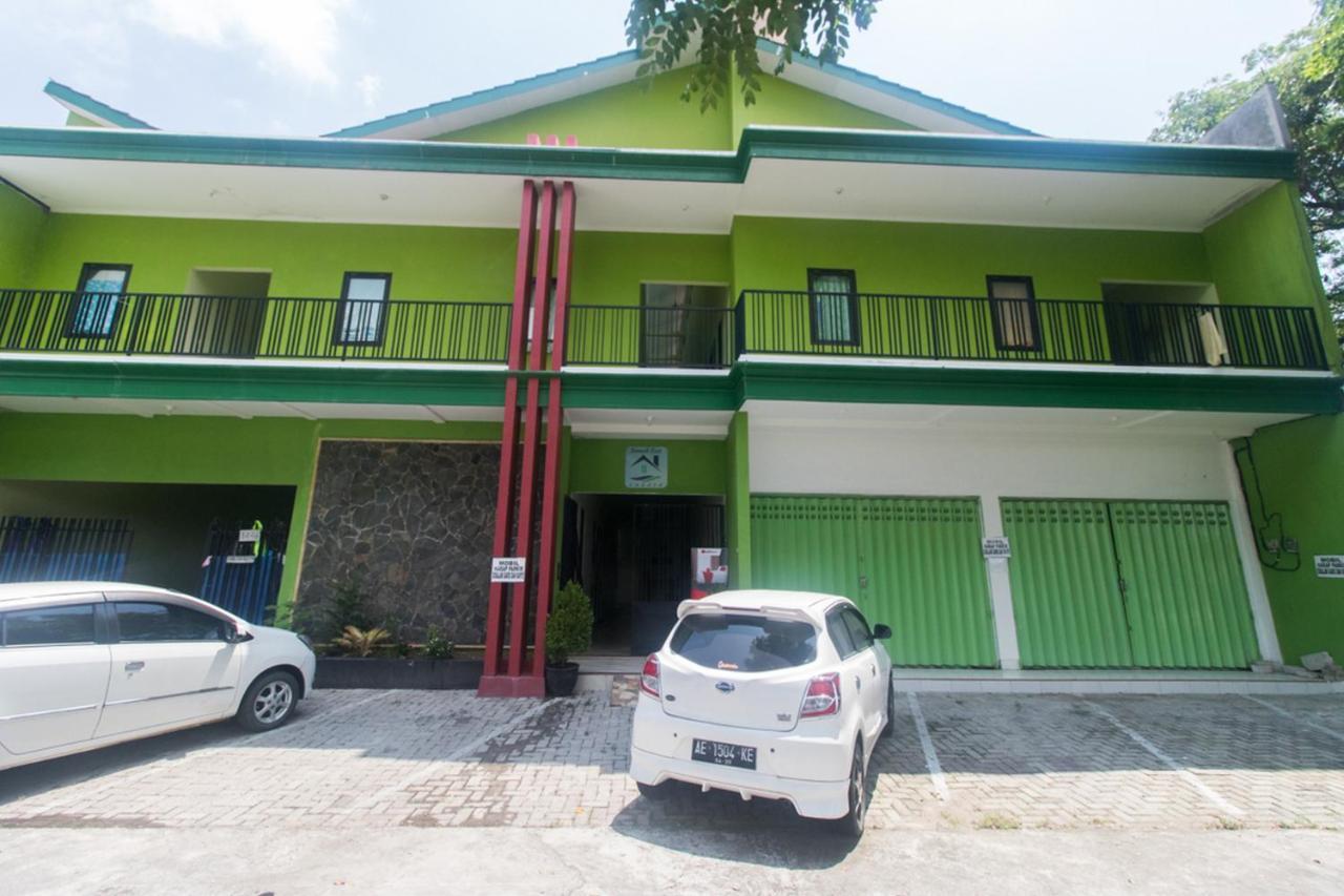 Reddoorz Syariah Near Stasiun Madiun Hotell Eksteriør bilde